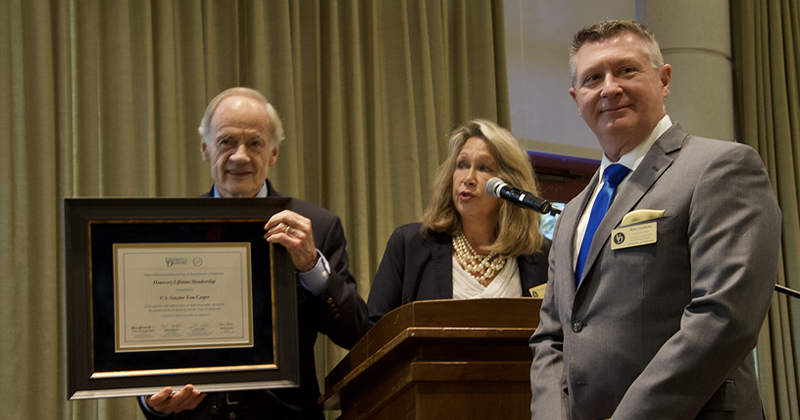 Sen. Tom Carper receiving UD OLLI lifetime membership